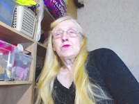 Romantic woman who loves candle light, glamorous atmosphere and sensual sex. She will make you feel like you are with a real queen