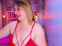 Mit ihren üppigen Kurven und einem Körper, der vor Lust nur so strotzt, weiß sie genau, wie sie dich erregen kann. Ihr blondes Haar unterstreicht ihren verschmitzten Blick, und ihre Erfahrung macht jedes Treffen zu einer unwiderstehlichen Reise voller Lust und Versuchung. Sie wird dich mit ihrer reifen Sinnlichkeit, ihren üppigen Attributen und ihrer unverschämt provokanten Art, mit deinen Wünschen zu spielen, in ihren Bann ziehen.