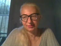 I’m a girl who balances calmness with a touch of playfulness. I enjoy feeling the rhythm of life, catching small moments and turning them into an atmosphere you want to stay in. I appreciate honesty, sincerity, and easy communication—it