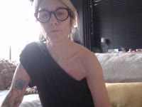 im  e  handsum lady  ,  i   like  playing with hot guys