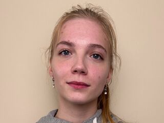 girl shaving pussy CarmanChapmon