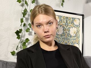 fingering webcamgirl DonellaAndra