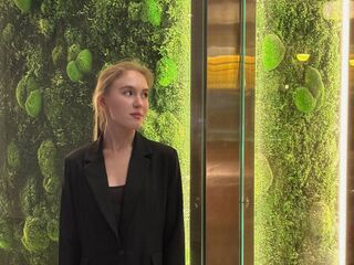 topless cam girl EdaNoreikaite