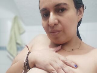 camslut masturbating IbannaBely