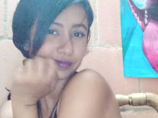 naked camgirl fingering pussy LauSommers