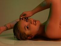 camgirl masturbating with dildo MaddieVixen