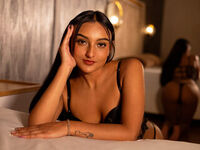 naked camgirl masturbating with vibrator MelodyBetancourt